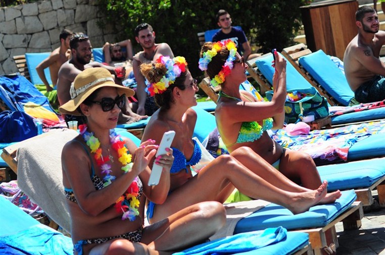 Cyan Sunday Club Lets Carnival